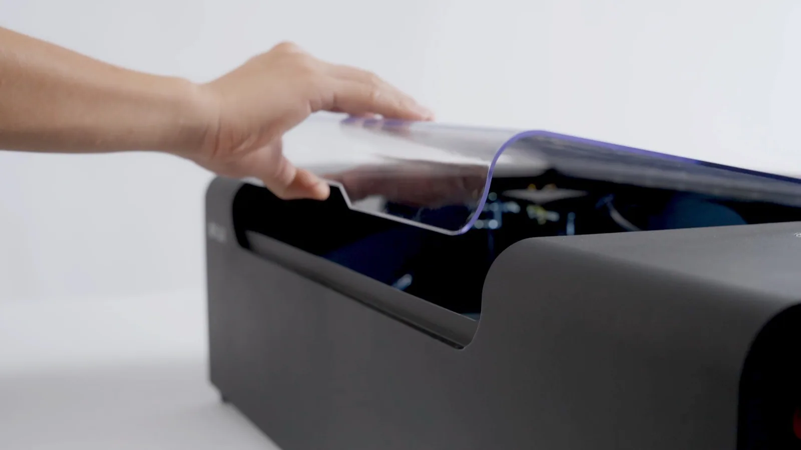 beamo IIレーザー加工機の密閉カバーを開ける手
