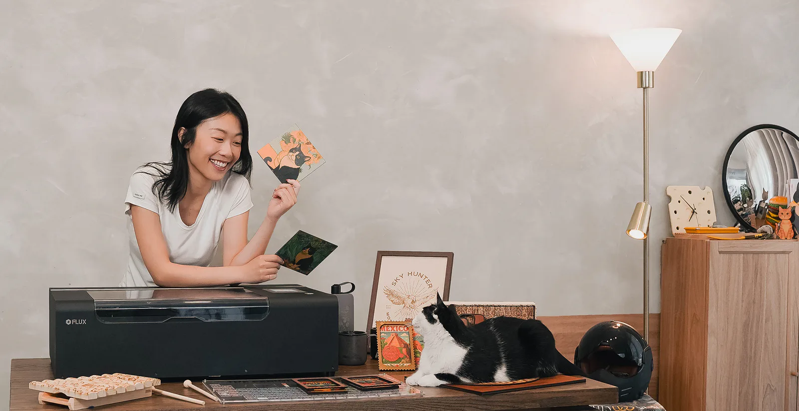 明るい自宅スタジオでbeamo IIの旁で作業するクリエイター